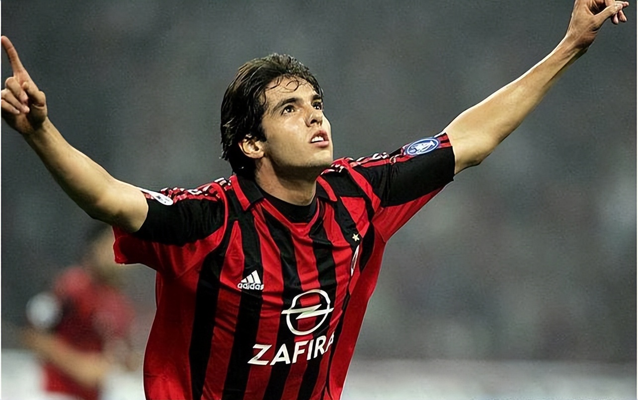 夺得了世界杯冠军塞拉·毛罗·卡莫拉内西,先后效力于阿尔多希维竞技