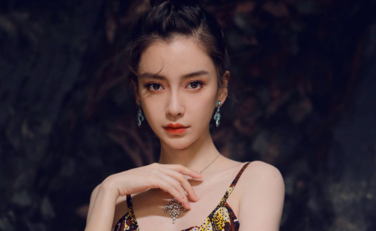 杨颖身份证上名字惹争议,德国血统遭质疑,她爸爸照片更像印度人