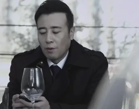 “大器晚成”于和伟：母亲反对他演戏，姐姐卖钢琴送他去戏剧学院