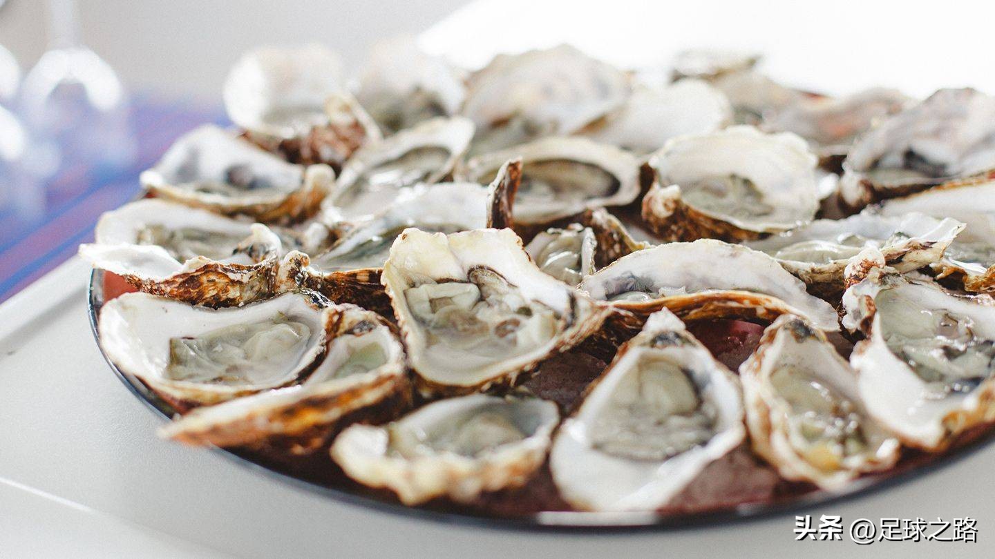 职业足球训练日常（在训练日精英足球运动员吃什么？）