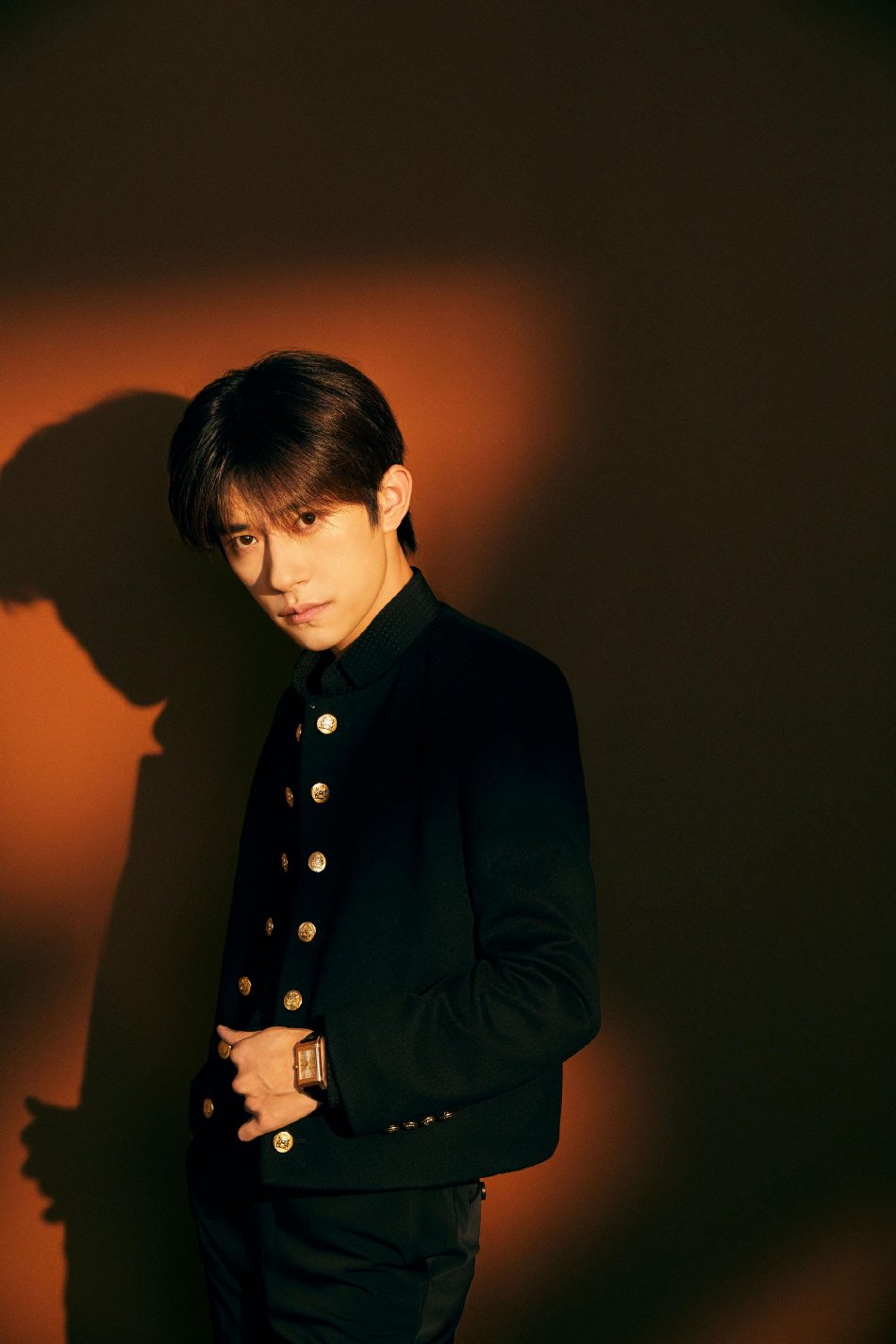 易烊千玺出席金爵奖典礼,金纽扣黑西装,贵气又优雅!