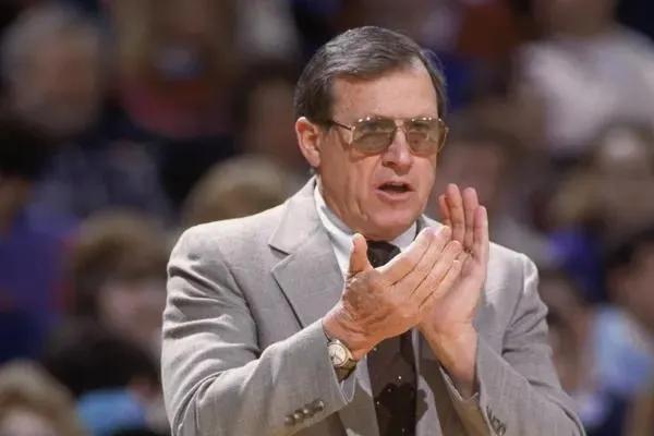 nba主教练有哪些（美媒列出了NBA篮球史最伟大的25名教练，泰伦卢第25名，科尔第5名）