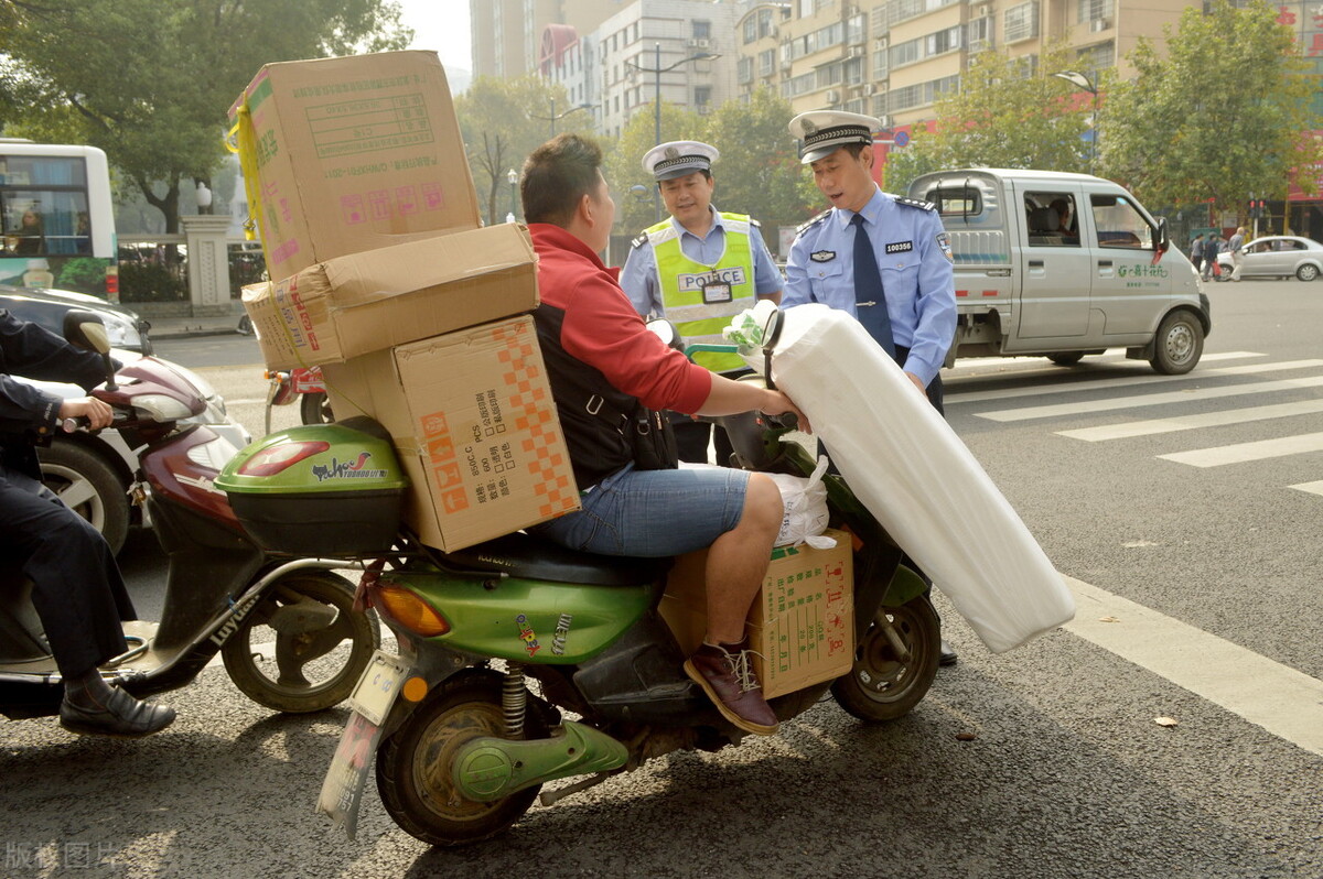 电动车上路被查，车主只要做到这4点，交警查到也放行