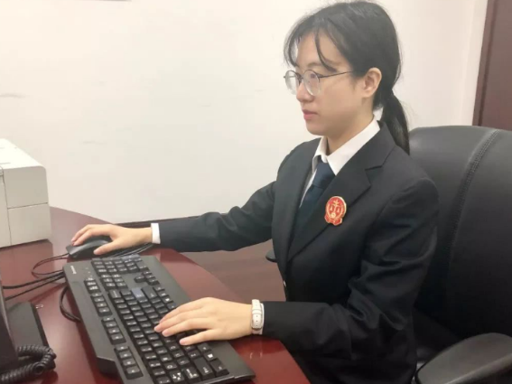 毕业多年后才醒悟，公务员和律师差距过于明显，不只是薪资待遇