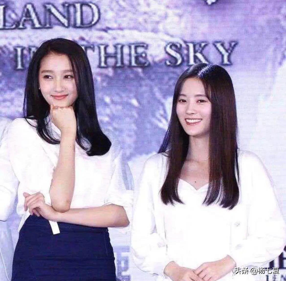 看了鞠婧祎和别人的合照才知道，她的脸真的是又美又小