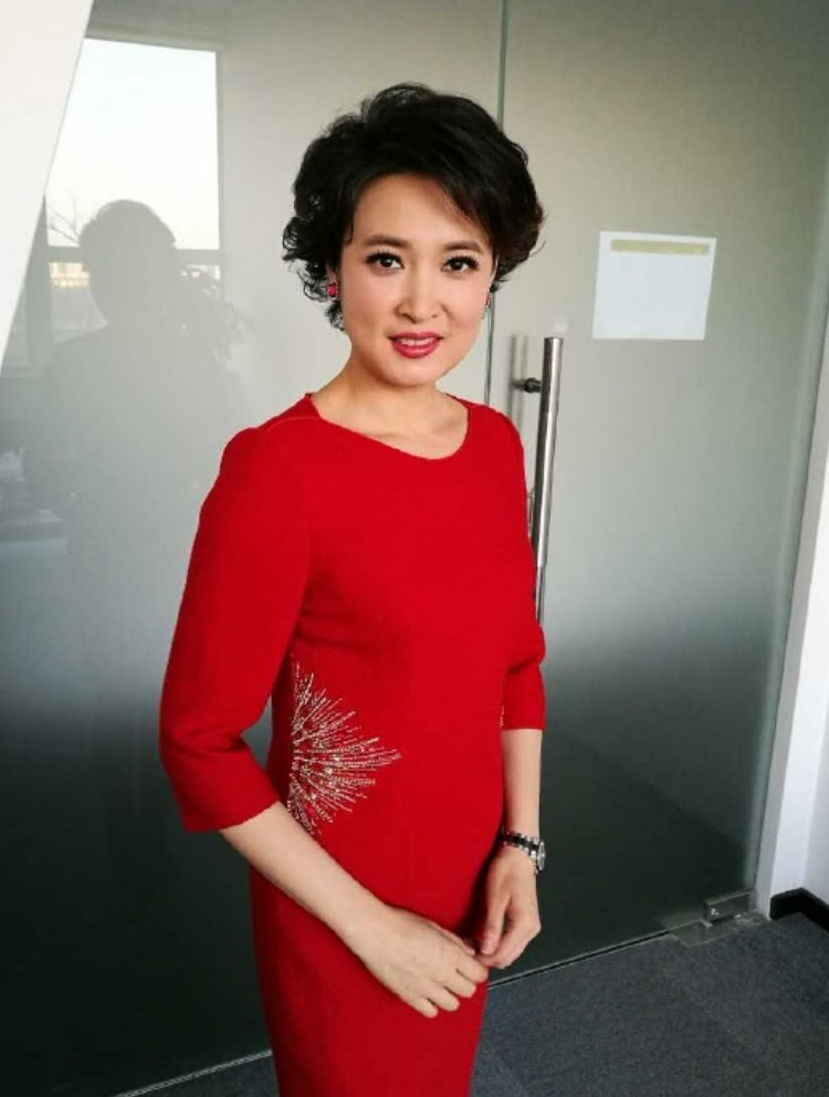 央视主持人桑晨:21岁进央视,工作28年零绯闻,丈夫身份至今成谜