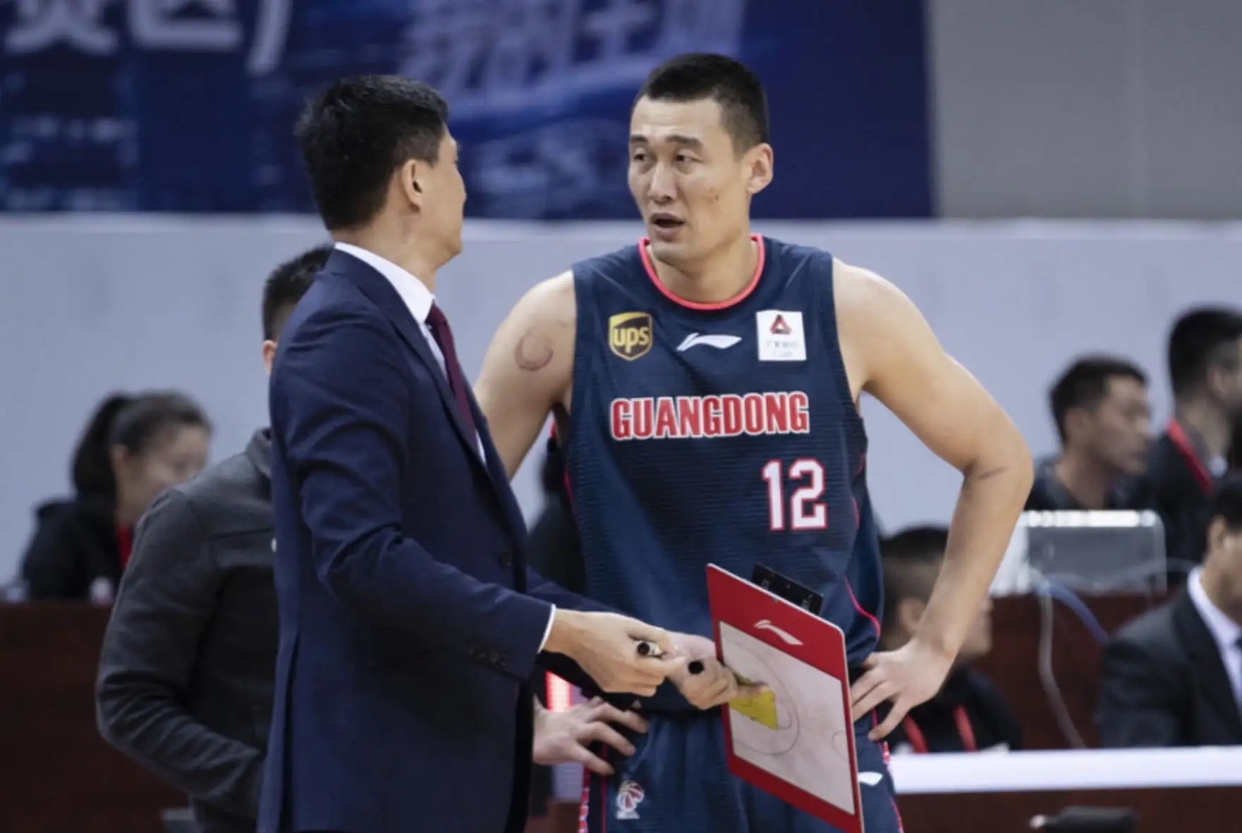 为什么cba裁判都偏广东队（为何CBA裁判偏袒广东队？球迷爆发那天或许姚明后悔已经晚了）