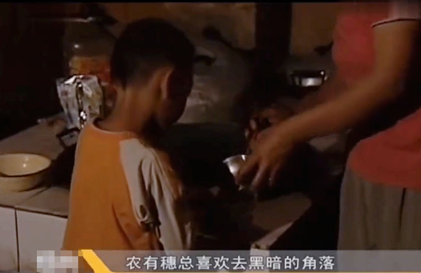 广西10岁男孩拥有蓝色眼球,夜间也活动自如,村民惶恐不安避而远之