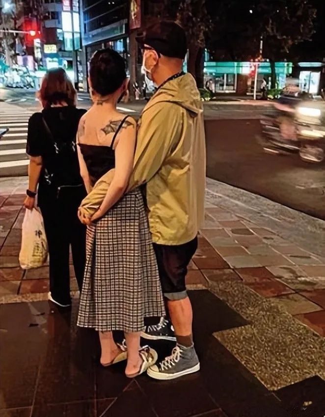 嫁给爱情确实不一样！大S穿吊带像小女生，和具俊晔压马路秀恩爱