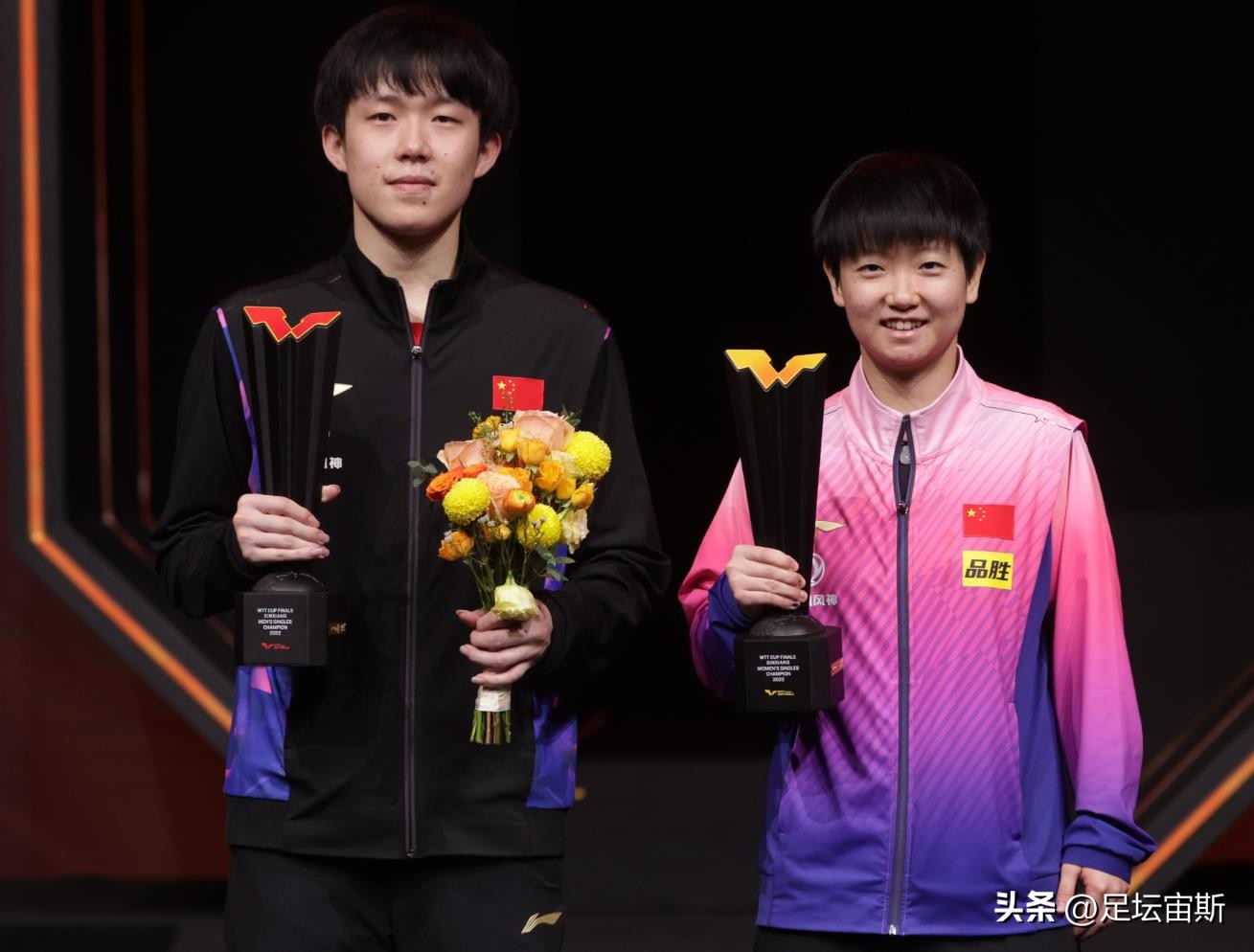 邱贻可赛后表扬孙颖莎（连夺三冠！孙颖莎主动拥抱邱贻可，感谢恩师，拍王楚钦手臂送祝贺）-趣拿体育