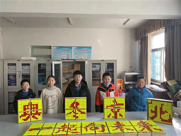 324块魔方拼成“北京冬奥一起向未来”