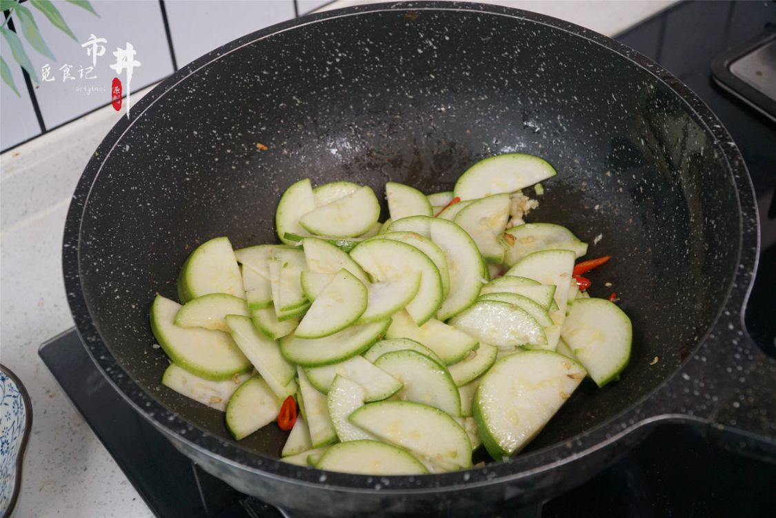 年夜饭的“拿手”素菜，西葫芦和鸡蛋一起炒，想不到的好吃，简单