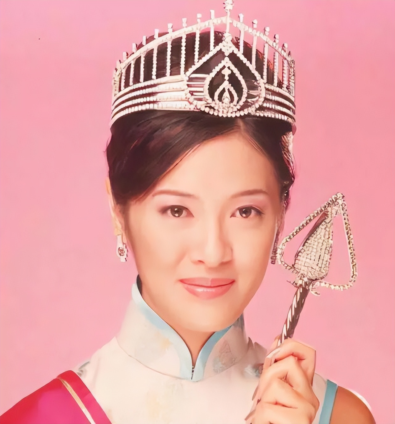 tvb前港姐冠军为自家生意代言!穿低胸裙露**,48岁仍单身-蘑菇号