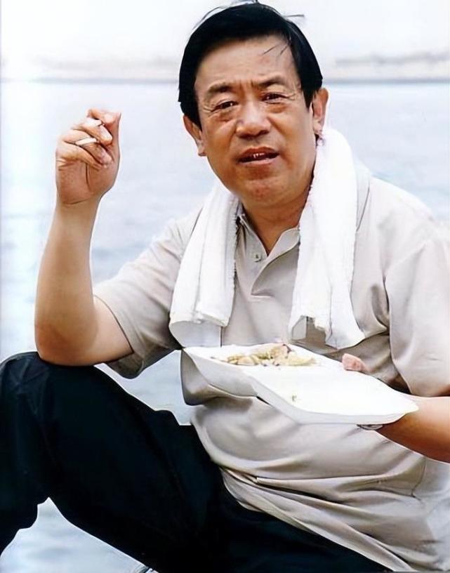 国家一级演员,因拍戏险些丧命,如今81岁的他在家享受天伦之乐