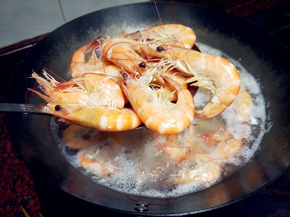 基围虾煮虾煮多久（记牢2个时间点煮出鲜嫩完美熟虾）
