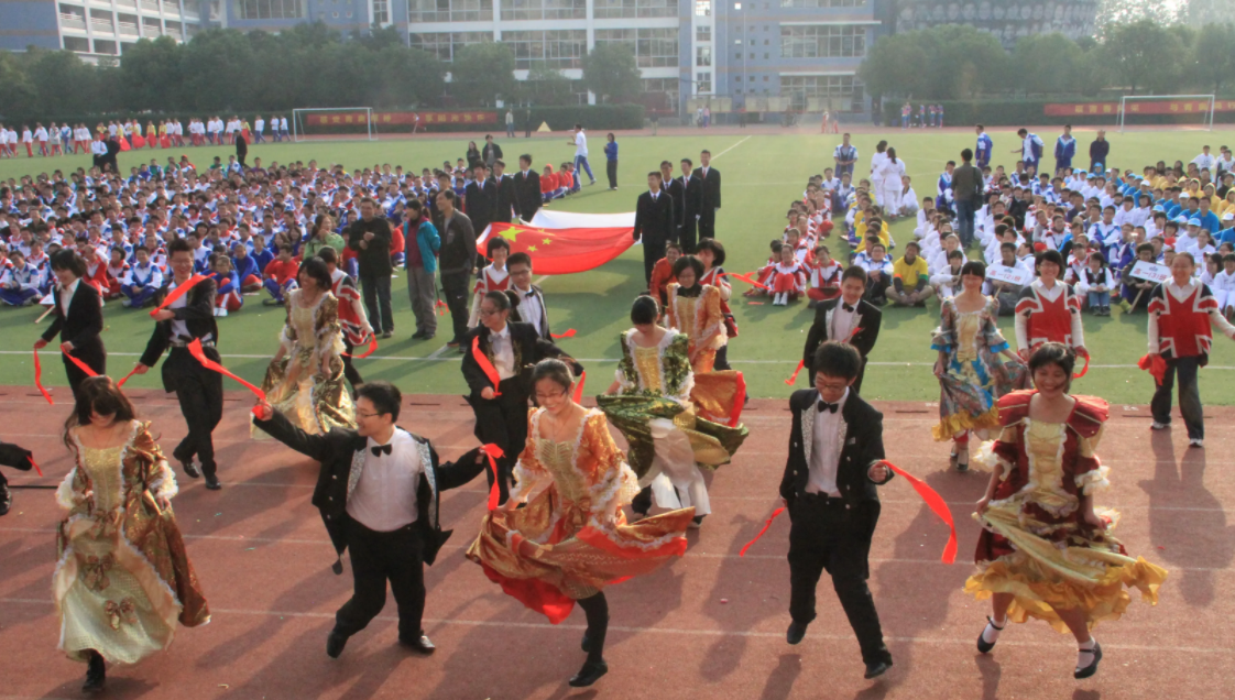 湖北一高中体育生校园走秀，自制纸裙子穿恨天高，获全校一致好评