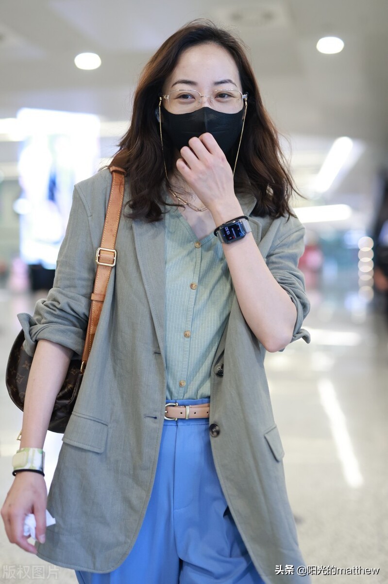 街拍：韩雪西装+马甲+蓝色阔腿西裤简约大气