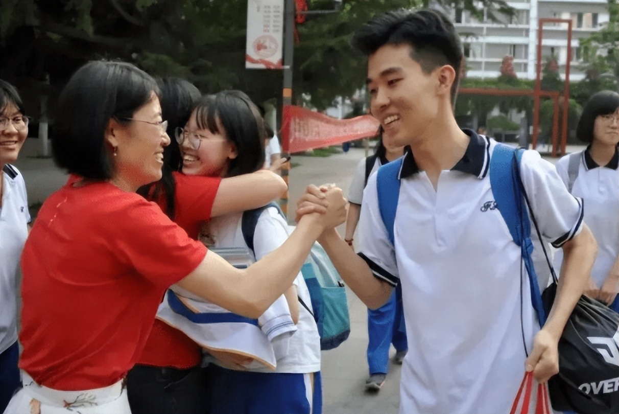 高考当天，家长是否需要在考场外全程陪考？过来人表示送考更稳妥