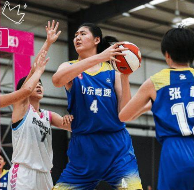 中國女籃最新名單身高及年齡（中國女籃260斤新星涌現，2場曾拿下62+68，不輸李月汝，恭喜鄭薇）
