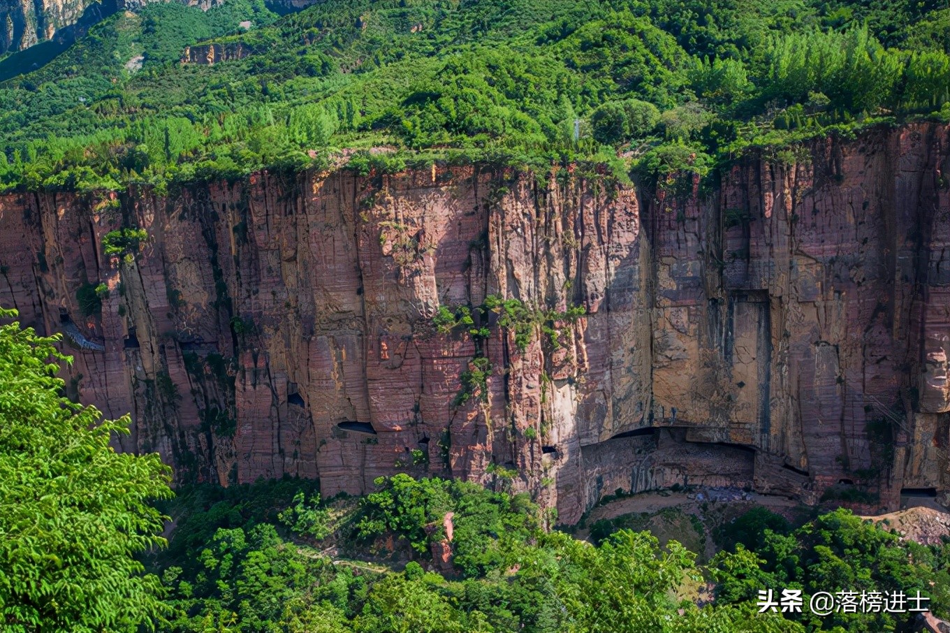 河南辉县有条“人间奇迹”挂壁公路，绝壁如刀削斧砍，充满了惊险