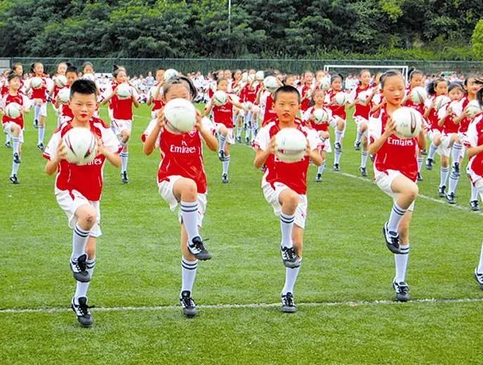 小学生足球操(想请问你们，有拿手踢足球的吗？江西小学足球操成为笑话)