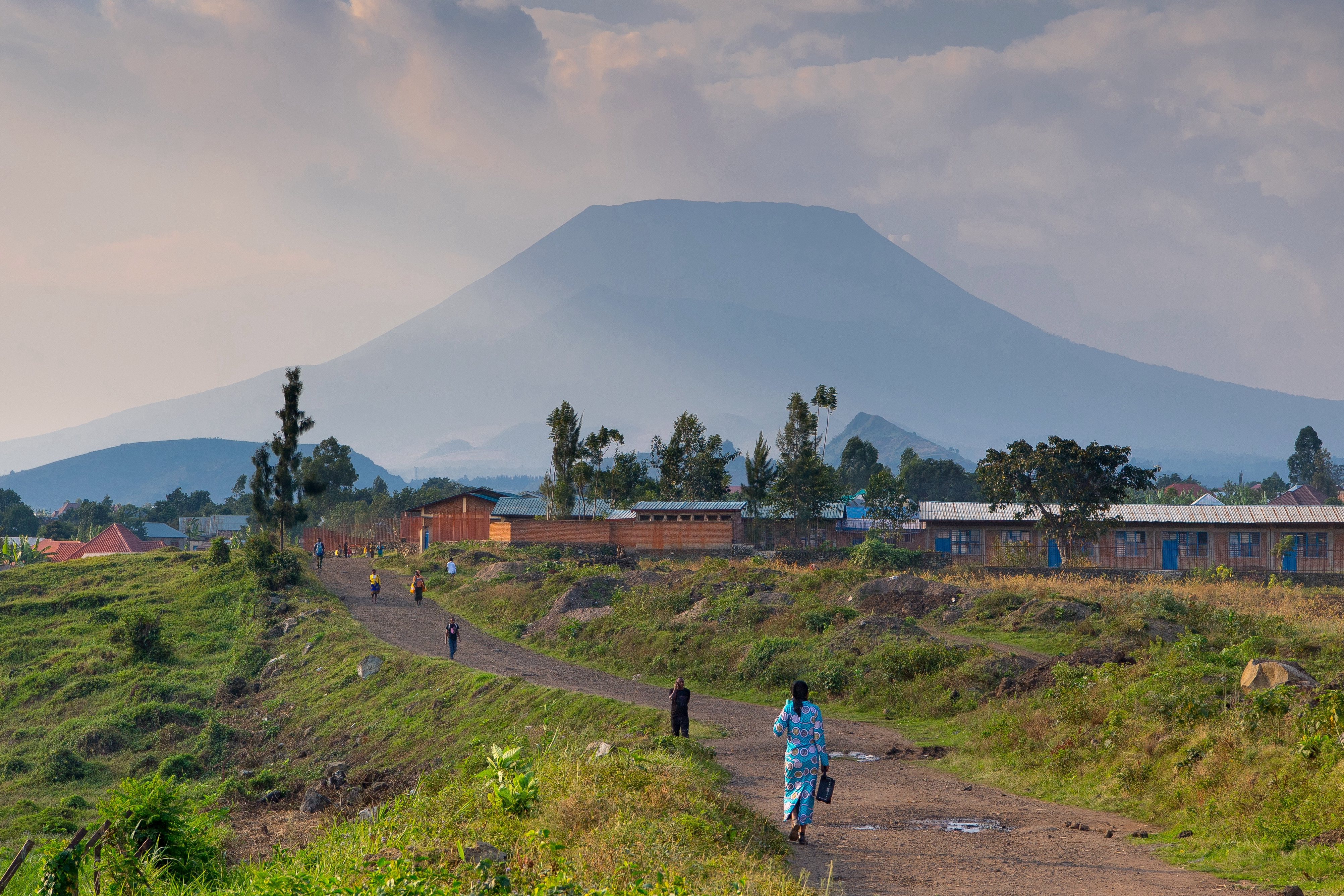 在刚果(金)东部靠近卢旺达的边境有一座旅游城市戈马,周边有尼拉贡嘎