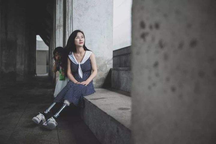 她在地震中失去双腿，6年后嫁华裔高学历老公，儿女双全成功逆袭