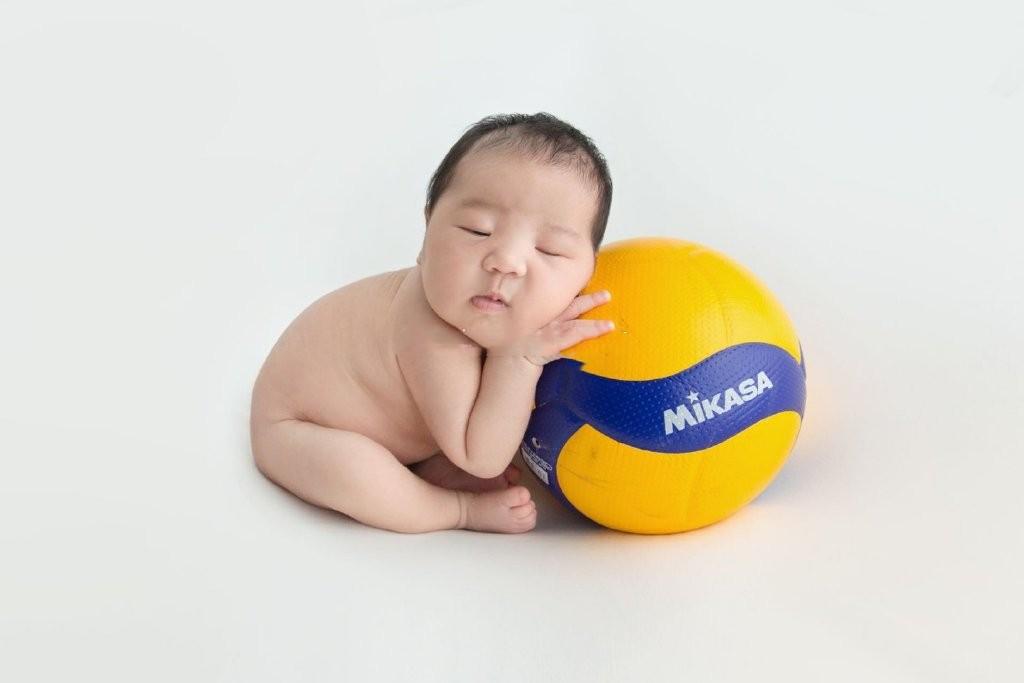 中国女排冠军官宣当妈！爱女抱排球拍照，球迷：世界级副攻的苗子