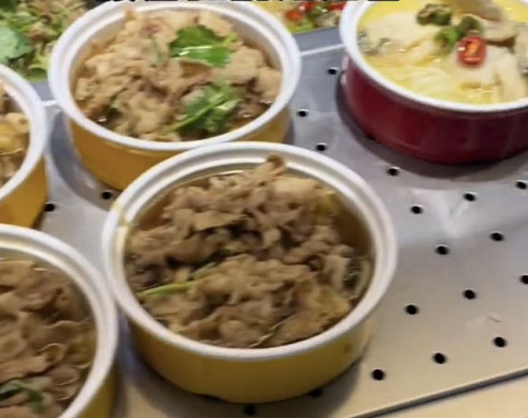 清华大学食堂里面有什么？汇集各地风味美食，大学生吃得相当开心