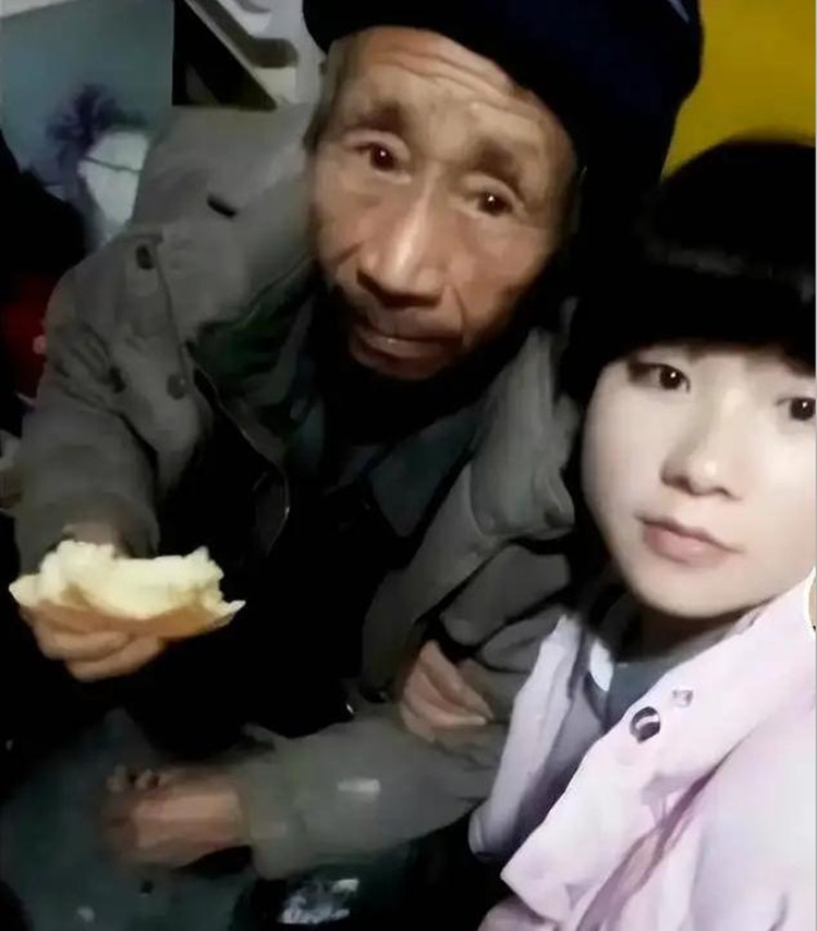 女婴被50岁老汉捡到，24年后身价千万，如今卖公司陪着养父去旅游