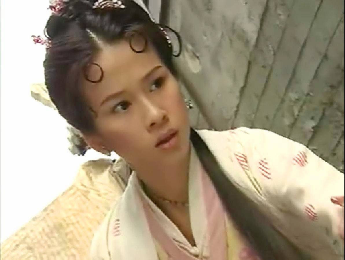 TVB两大甜妹命运各异，唐宁离婚带两娃苦求工作，文颂娴却很幸福