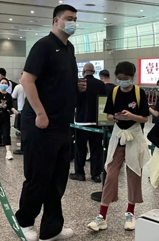 姚明带娃现身机场，12岁女儿罕见露面，身高超成人打扮新潮
