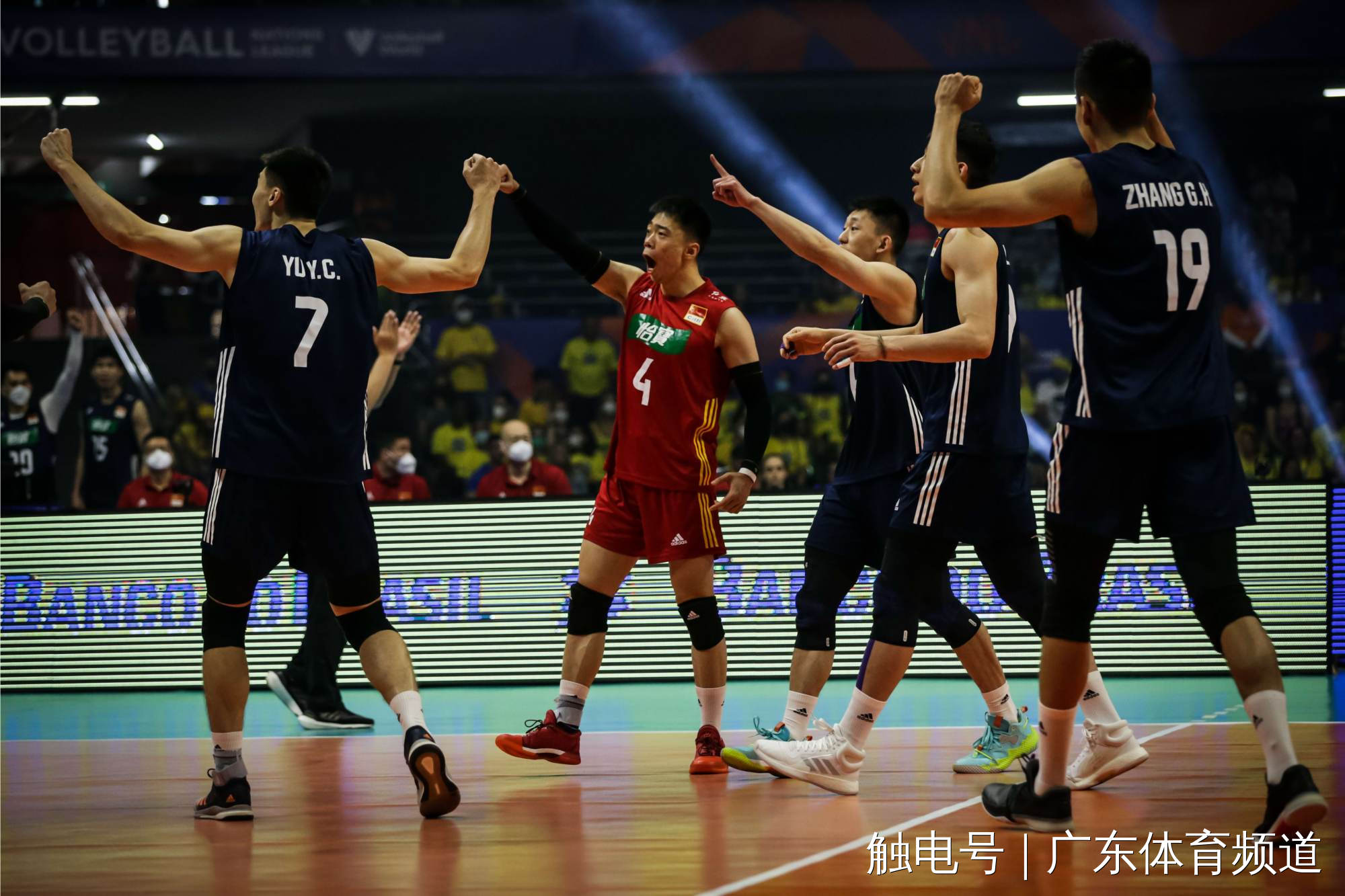振奋人心！中国男排3比0战胜世界第一的巴西男排！世联赛首胜