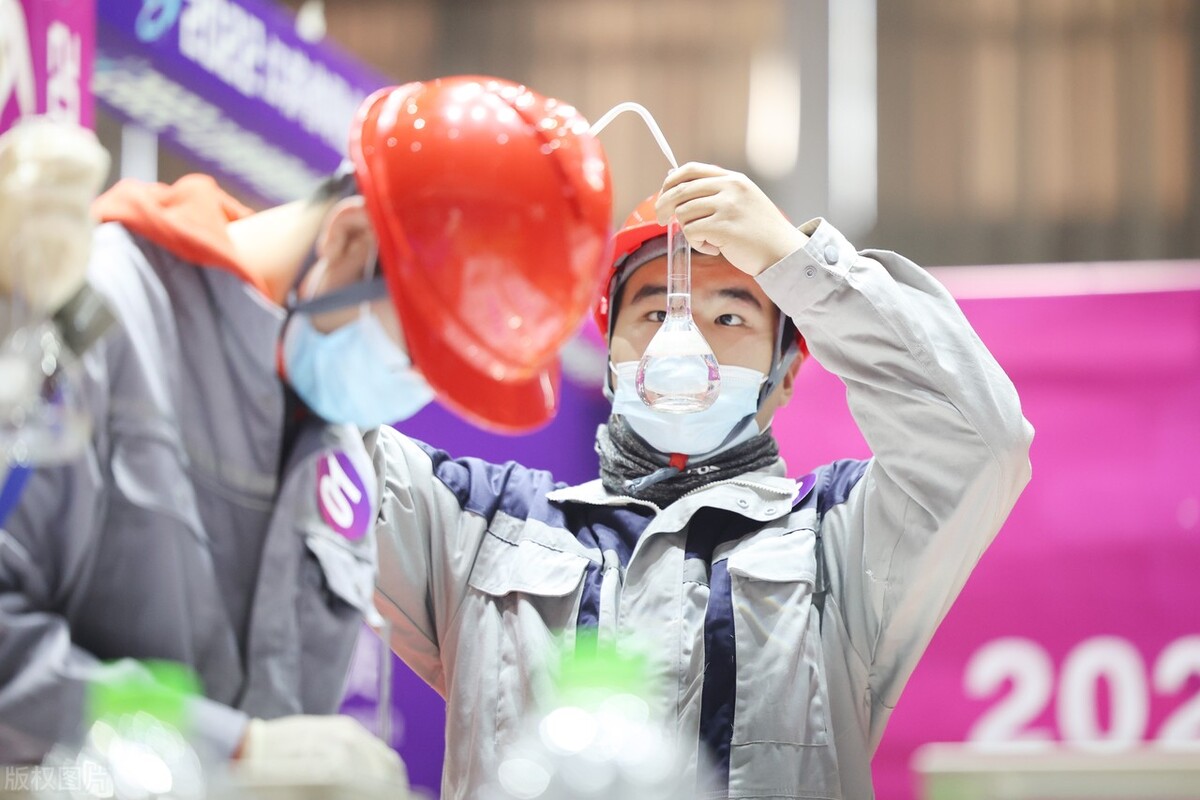 初三女生，老师建议上职高，职高的高考和普高高考一样吗？