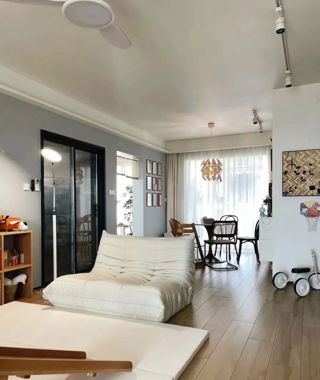 小户型也能有“室内游乐场”？拒绝鸡肋客厅，给娃满地打滚的自由