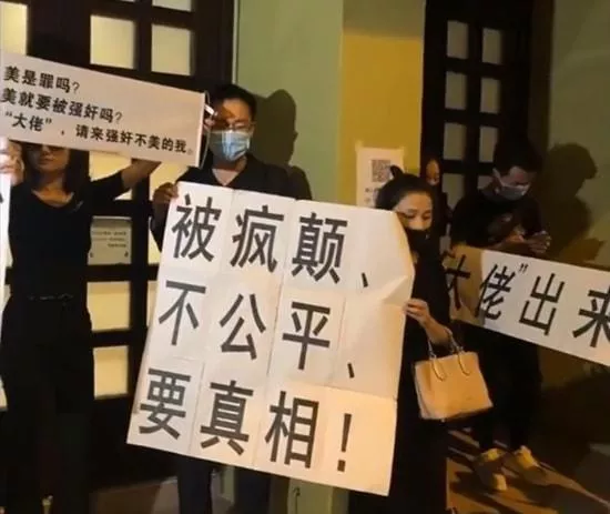 知名导演公然非礼女明星，现场照片曝光：这个人，究竟有多无耻？