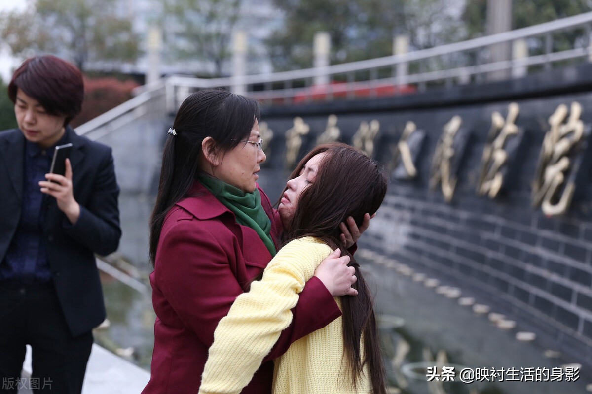 16岁女生在校遭到同学追求，多次表示拒绝后，同学竟将她毁容