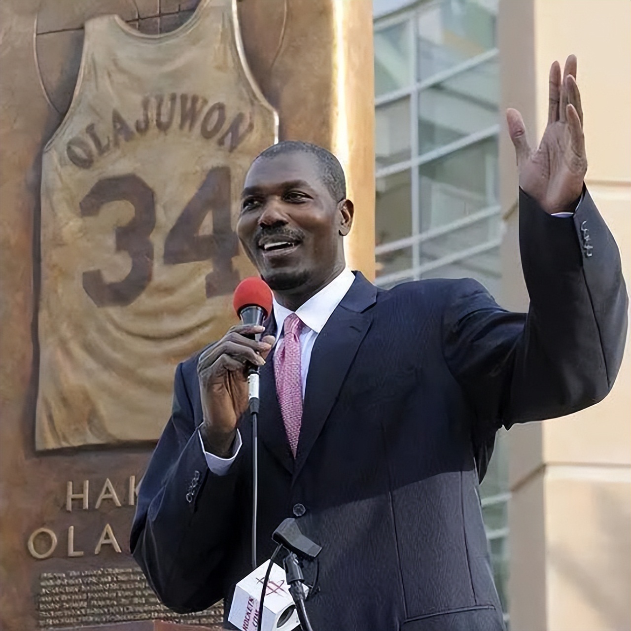 nba哪些传奇巨星有雕像（除了飞人乔丹以外，NBA还有哪些球星拥有自己的雕像呢？）