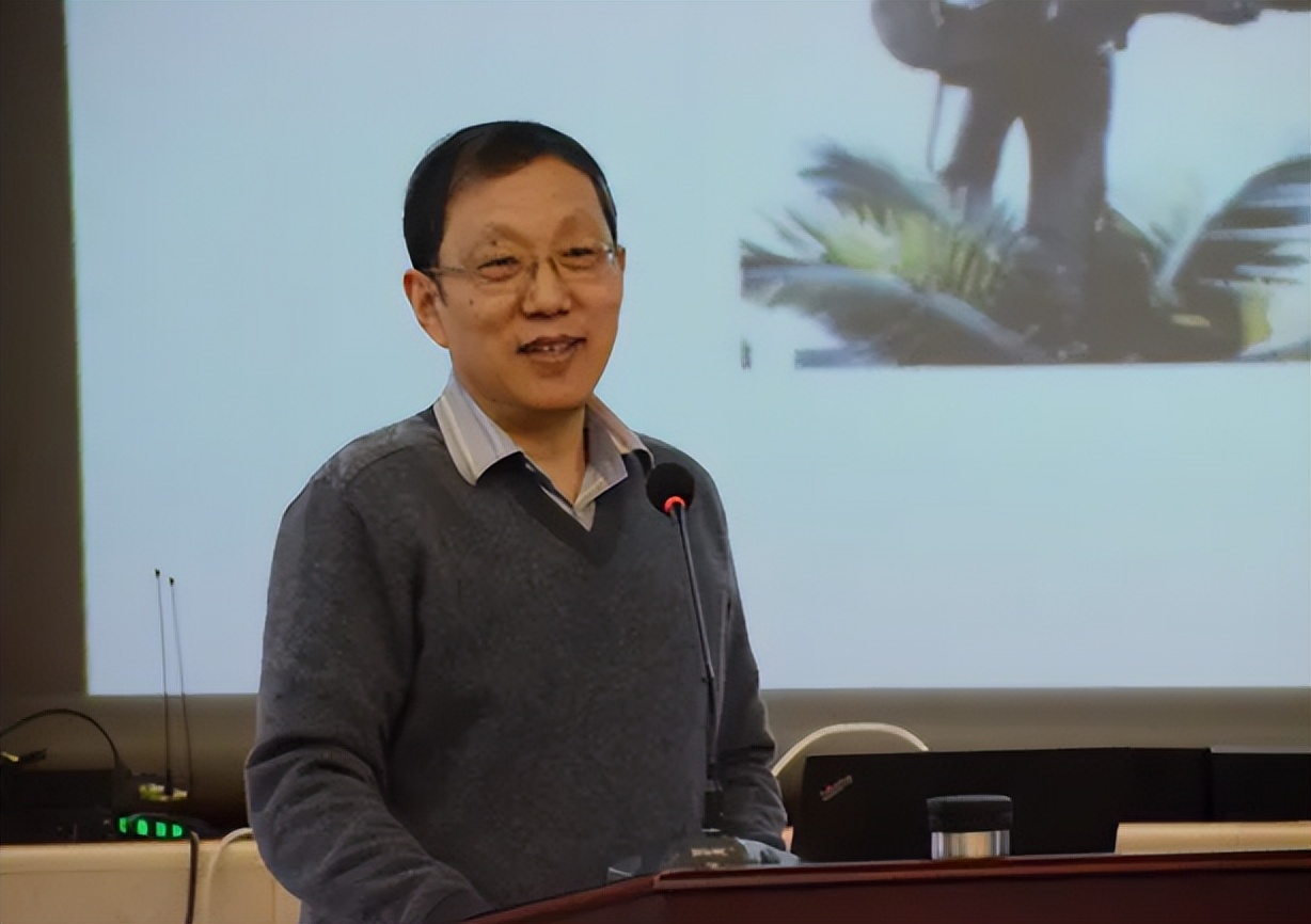 浙江一高校教授火了，穿搭比韦东奕还“简朴”，真实身份不一般