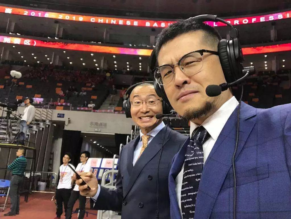 nba女主持人为什么穿短裙(NBA女主播被曝节目中，旗袍疑似被导播掀起？女方辟谣系主动行为)