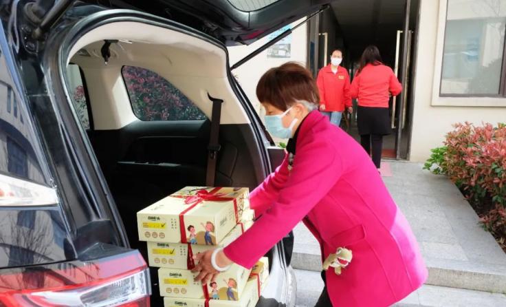 致敬防疫英雄！福气多公司等慰问慰问大云区域协查专班人员