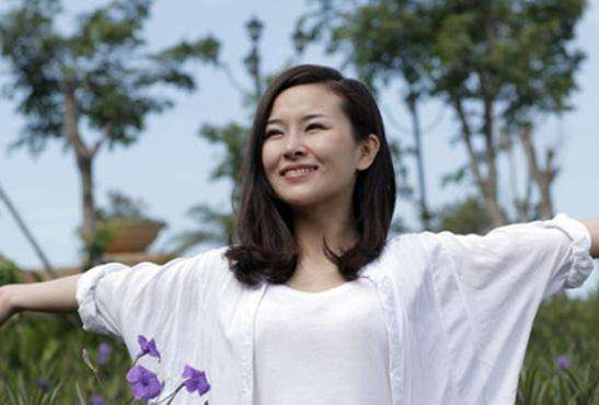 她在地震中失去双腿，6年后嫁华裔高学历老公，儿女双全成功逆袭