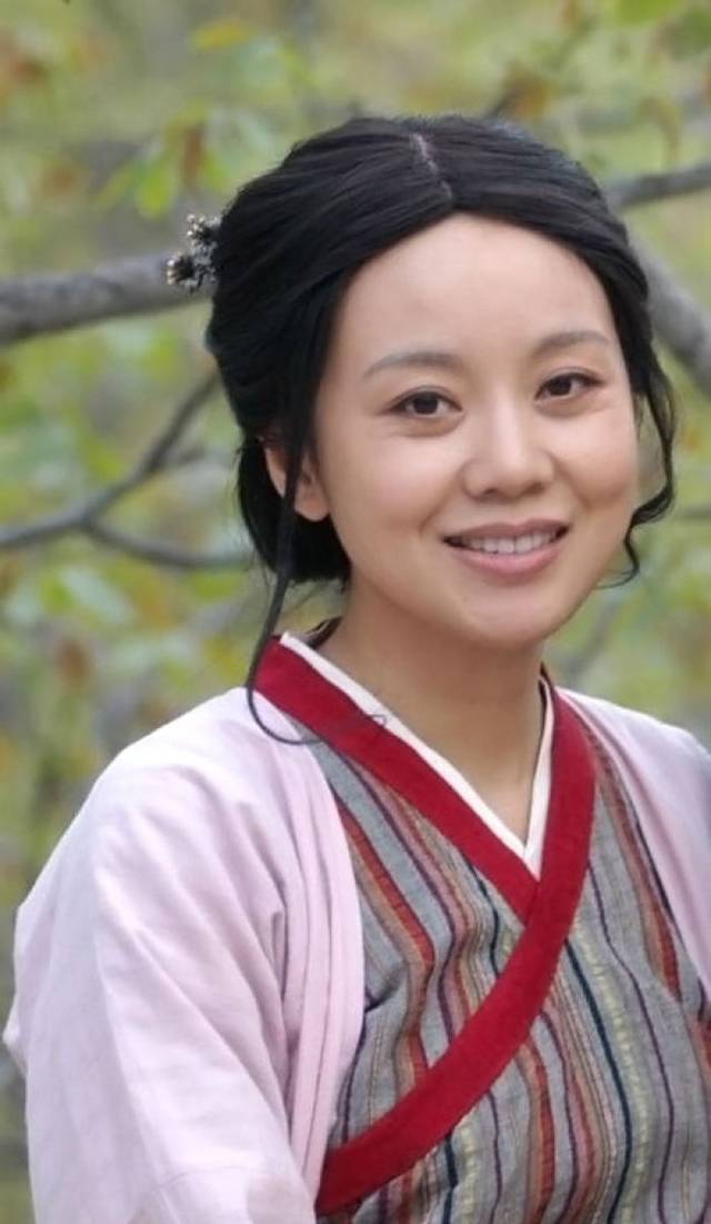 18年前,宁愿净身出户也要与闫妮离婚的邹伟,如今过的如何?