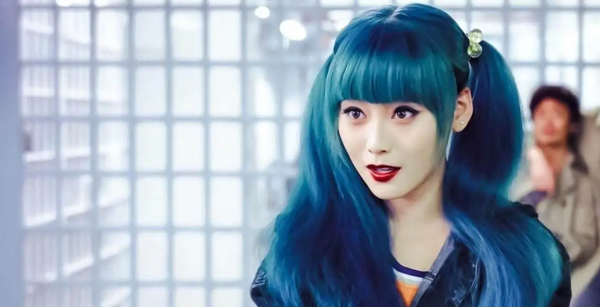 《唐探2》和《唐探3》中,饰演的是香港黑客侦探kiko,这个角色是个古灵