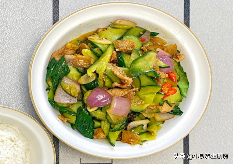 洋葱炒黄瓜(冬天,洋葱和它是绝配,炒一锅特别香,营养全面,我家孩子