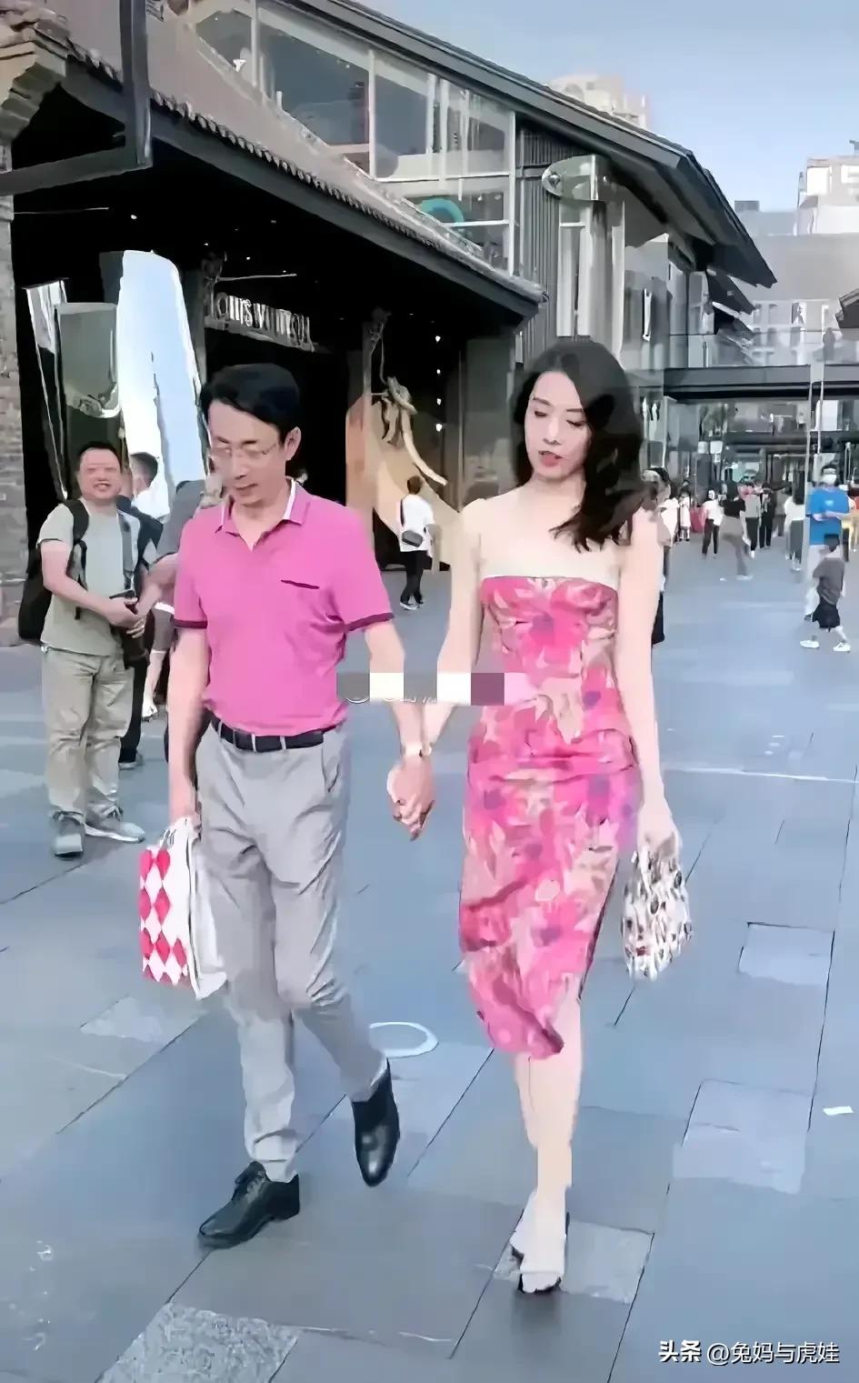 胡继勇成都太古里街头牵手情妇，两人身穿粉色情侣装引热议