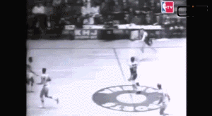 籃球全隊單節(jié)犯規(guī)次數(shù)最多幾次（回顧NBA75年的歷史（三）：湖人王朝的三連冠，喬治麥肯被針對）