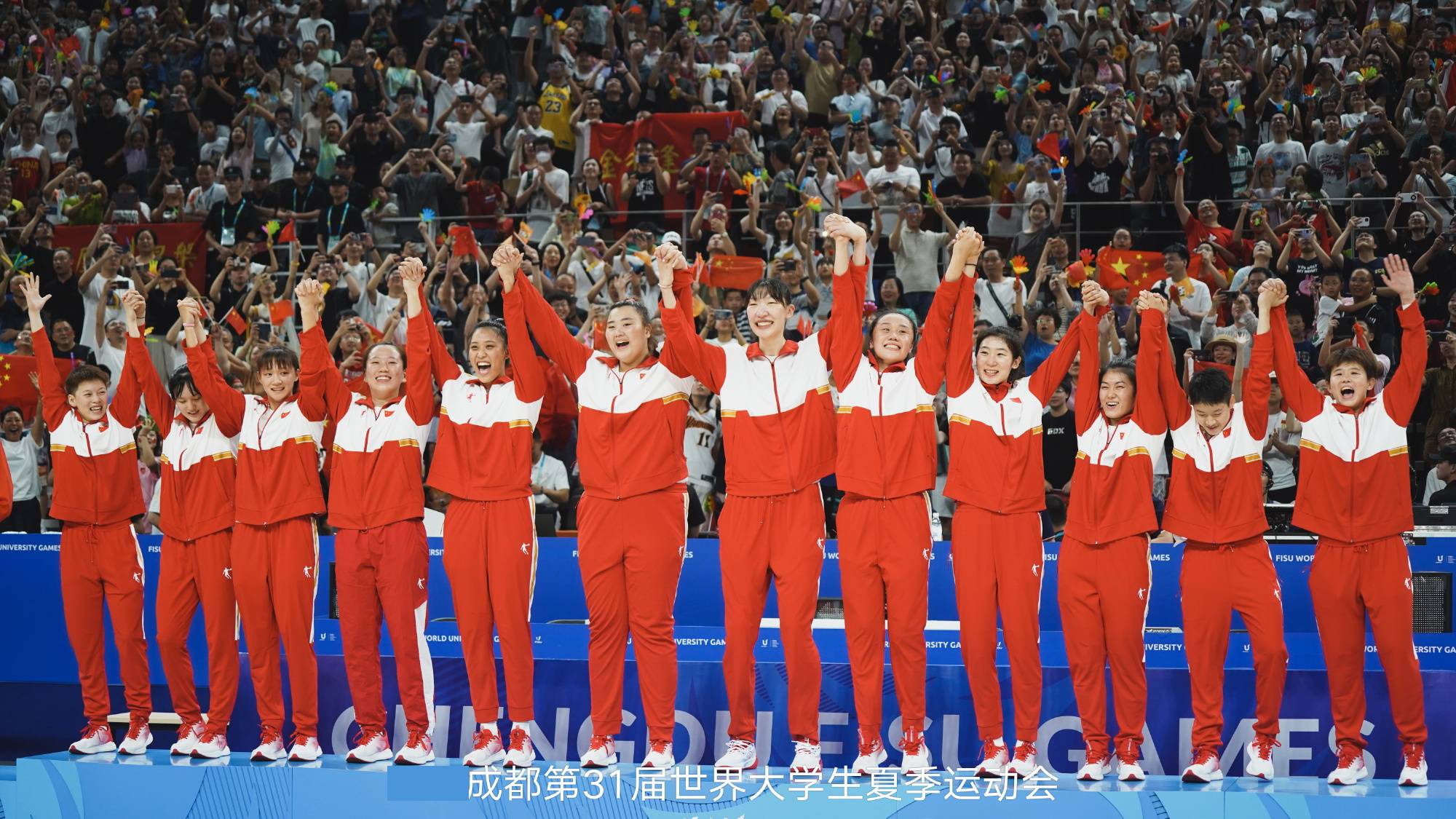 女篮横扫日本夺冠，北师大退役老师狂轰21分，谷爱凌现场为她欢呼