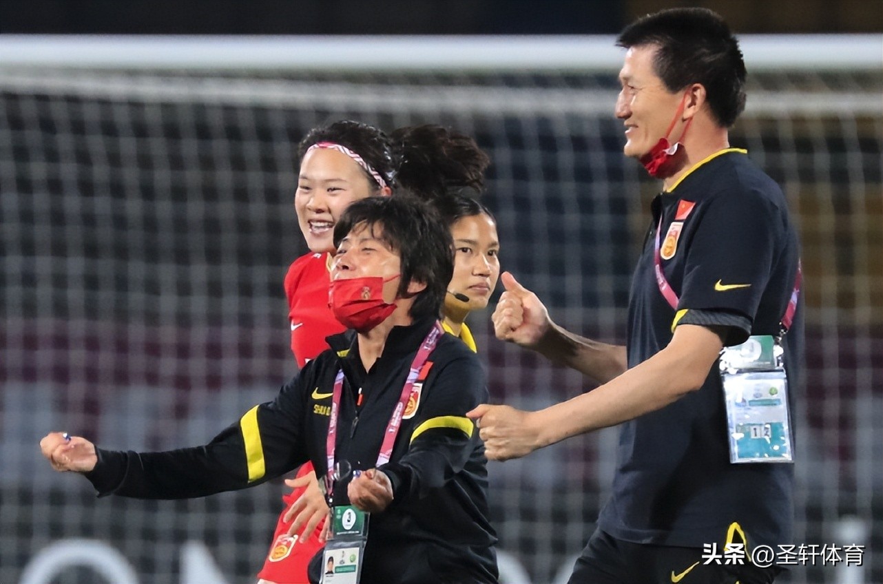 中国和美国女足世界杯比赛(2-1！世界第1狂飙，对手自摆乌龙蹊跷，中国女足重返巅峰迎来契机)