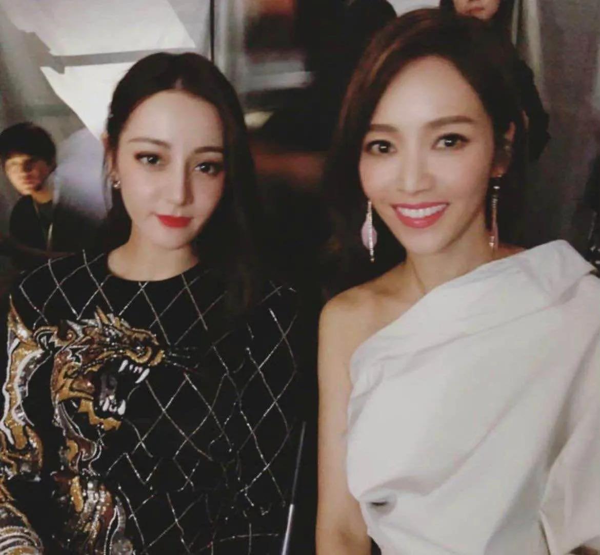 看了迪丽热巴跟别人的合影,才发现她的颜值有多优越